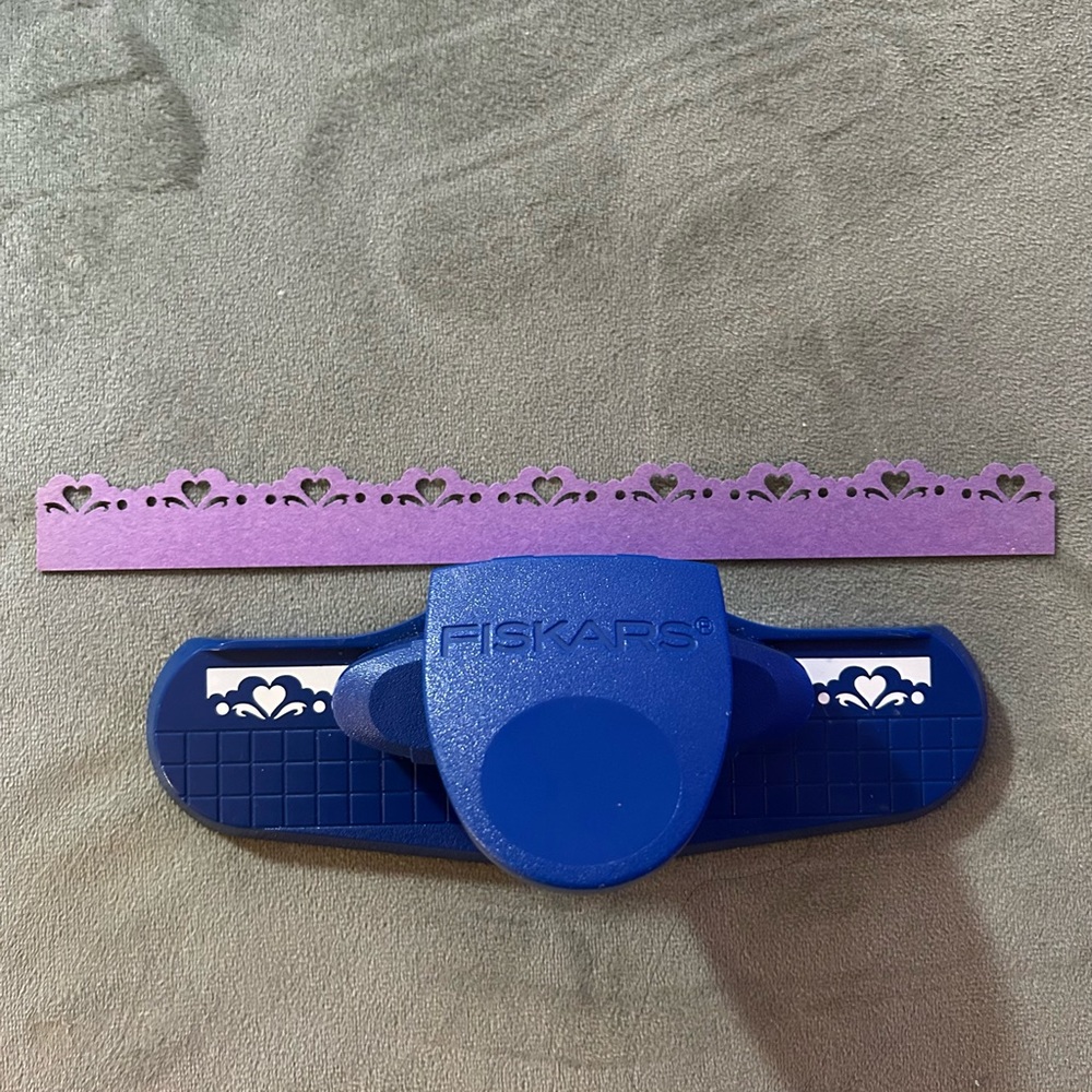 FISKARS border punch - HEARTS